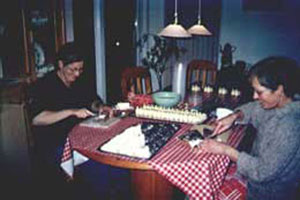 Nel en Gerda maken boterlammetjes